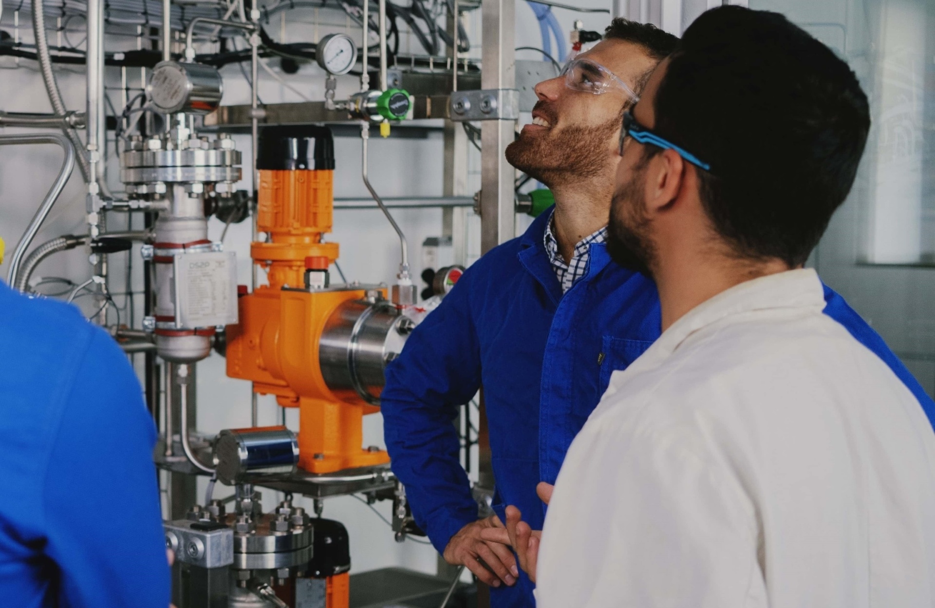 Distillation pilot with 100 theoretical stages / Processium / Design ...